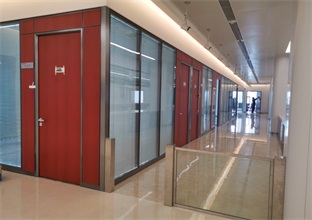 青島防火玻璃隔斷——安全與美學兼具的建筑防火屏障